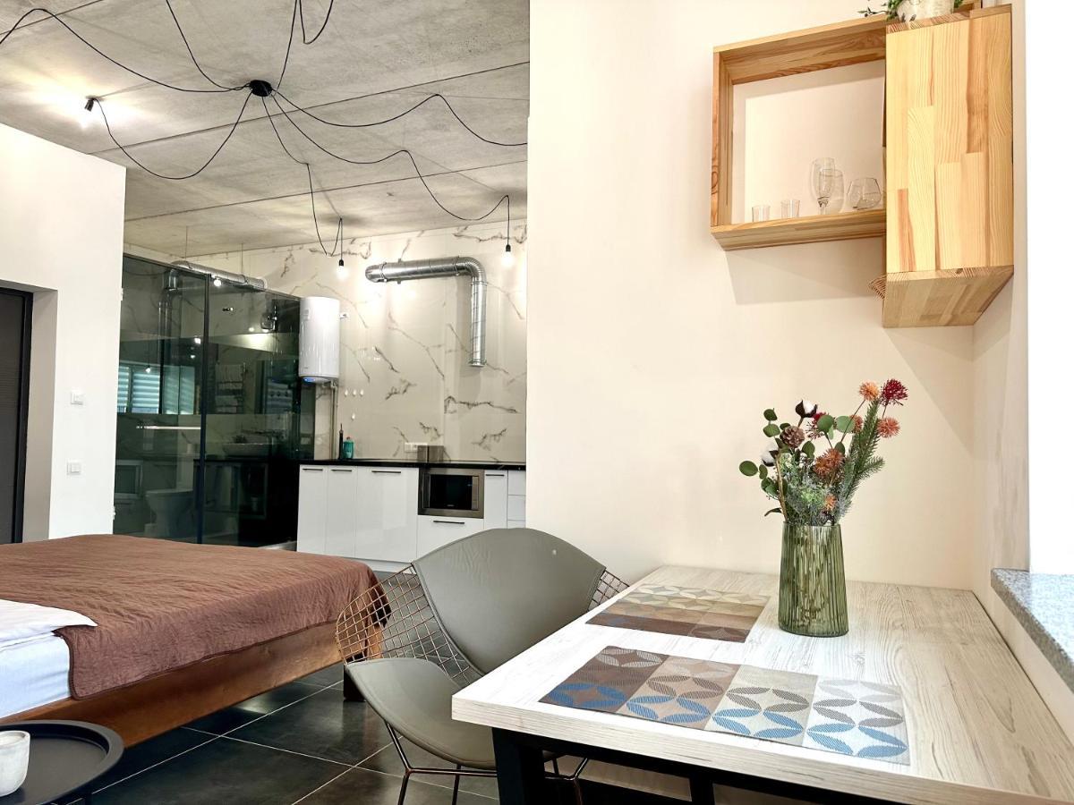 Designer Apartments In The City Center Ровно Экстерьер фото
