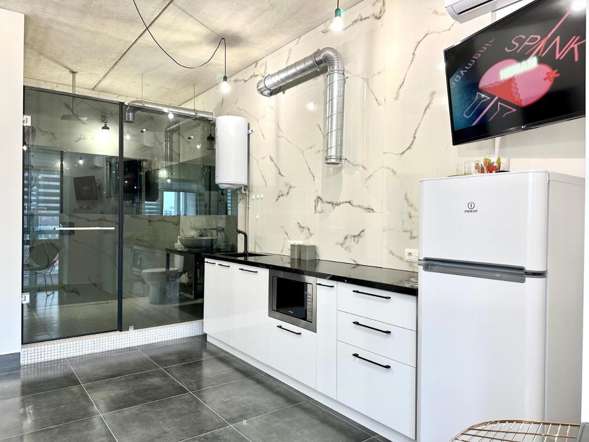 Designer Apartments In The City Center Ровно Экстерьер фото