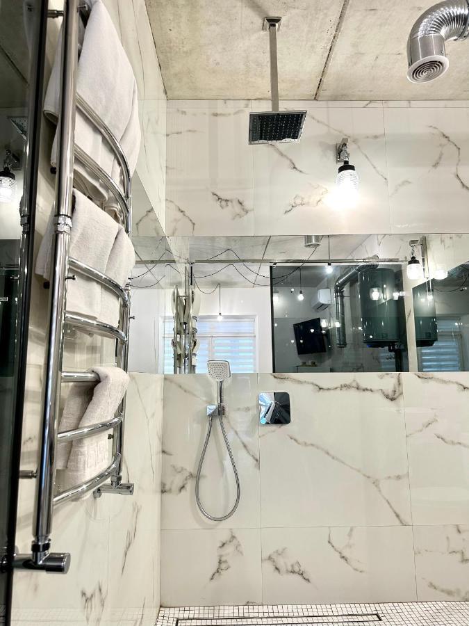 Designer Apartments In The City Center Ровно Экстерьер фото