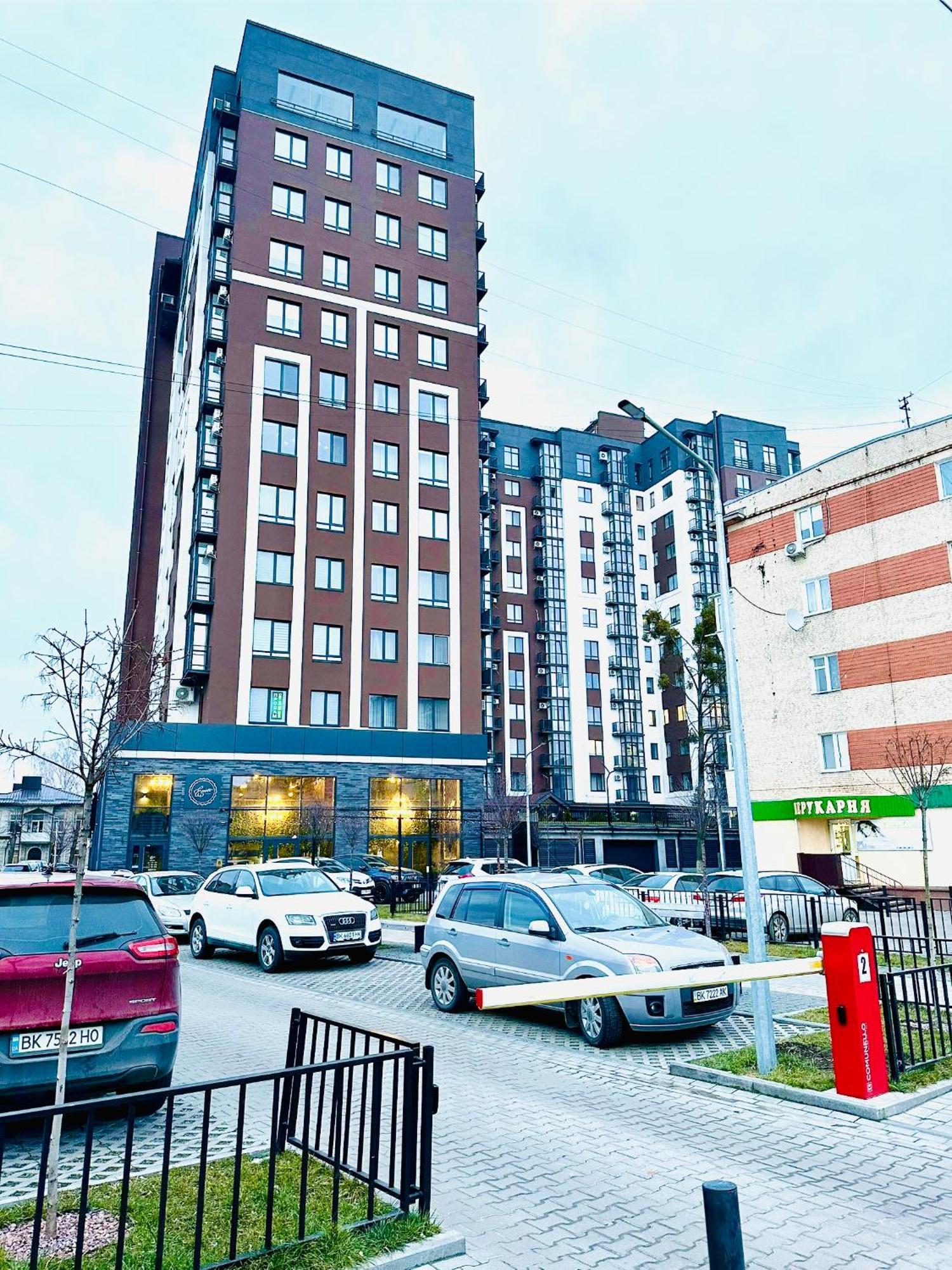 Designer Apartments In The City Center Ровно Экстерьер фото