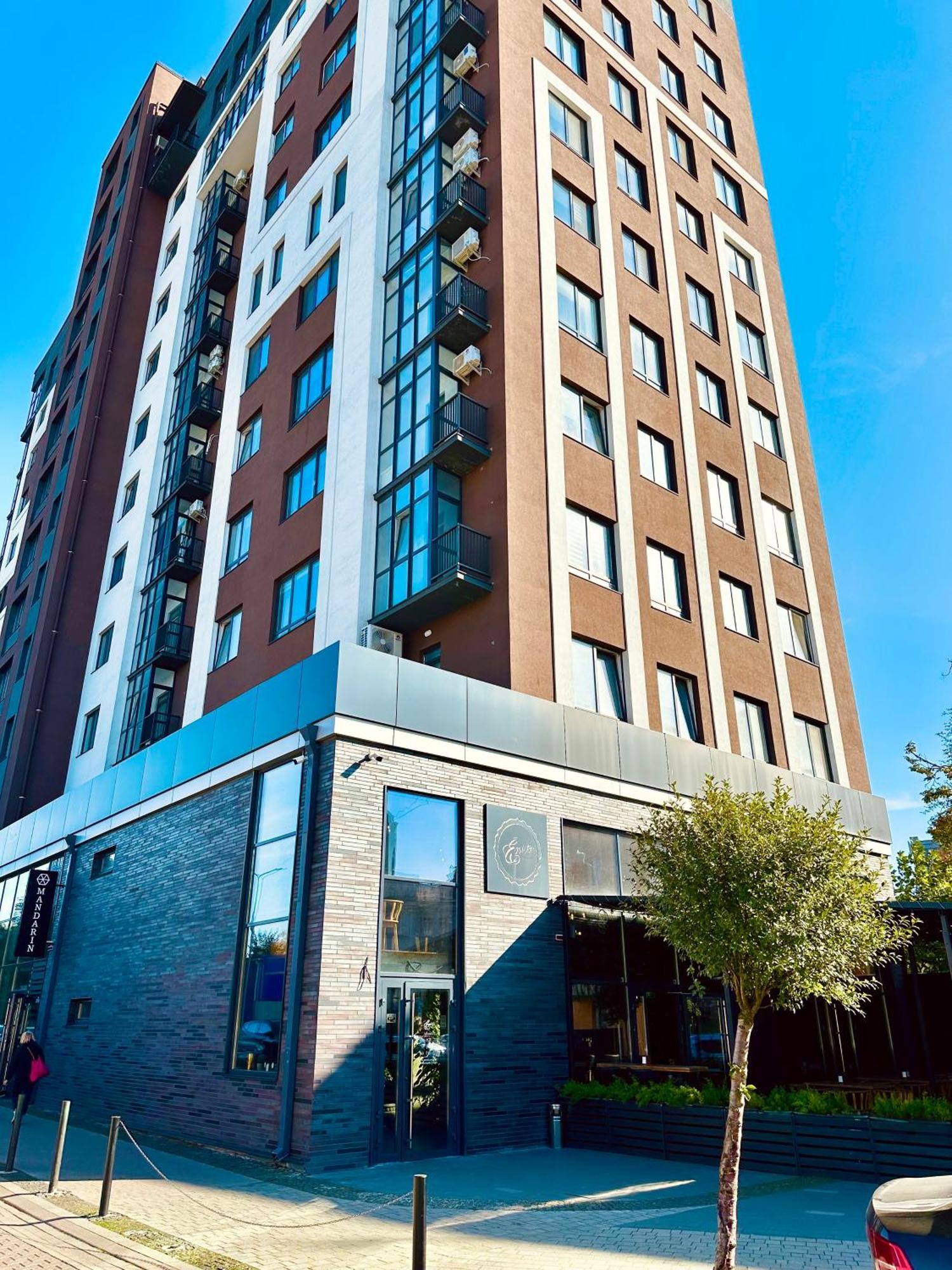 Designer Apartments In The City Center Ровно Экстерьер фото